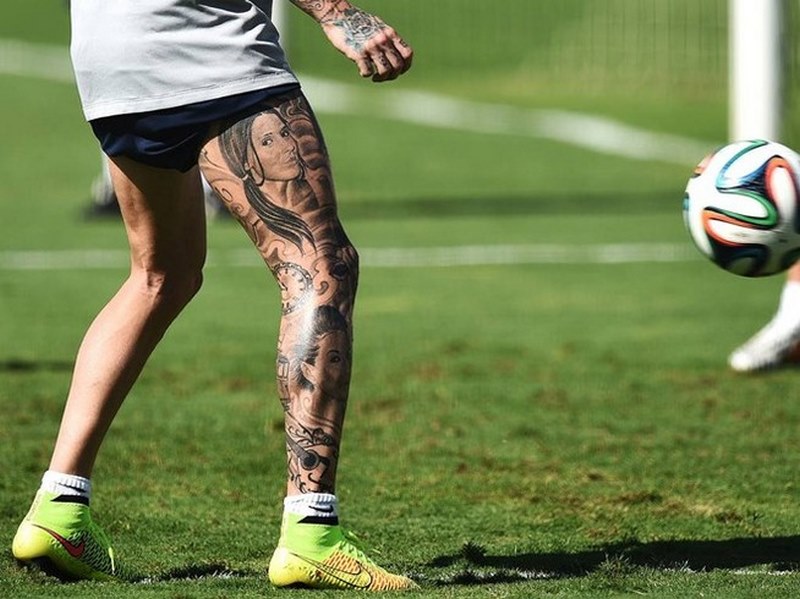 Tổng hợp hình xăm của Messi trên chân trái